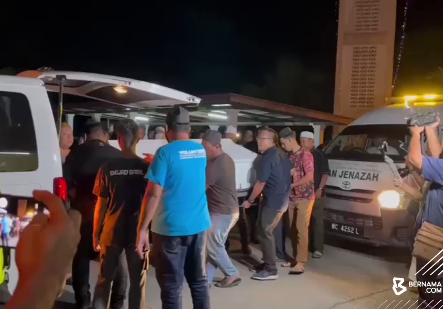 Jenazah tujuh mangsa tragedi kepala air di Jeram Air Putih, Kemaman dihantar pulang ke Kuantan, Pahang pada 6.25 petang (4 Julai 2023) menggunakan van jenazah ihsan badan bukan kerajaan (NGO).