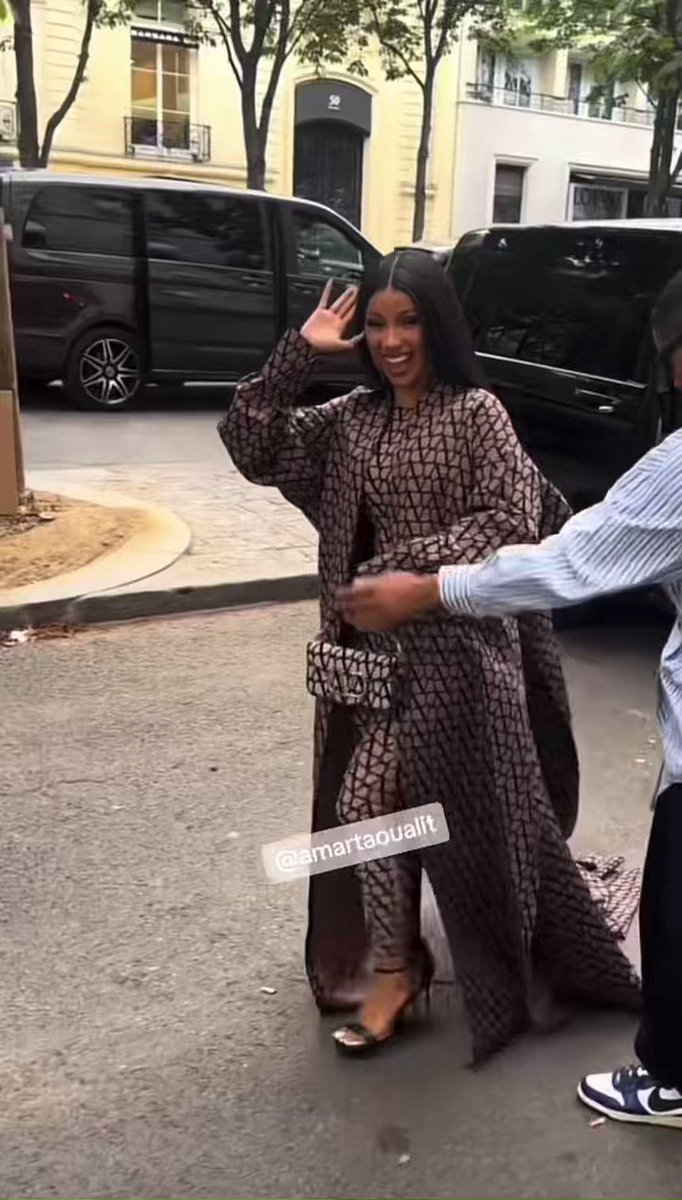 RT @j_moore19: Cardi B Talks to Fans as she enters a Shop In Paris https://t.co/vnvUiGy4R2