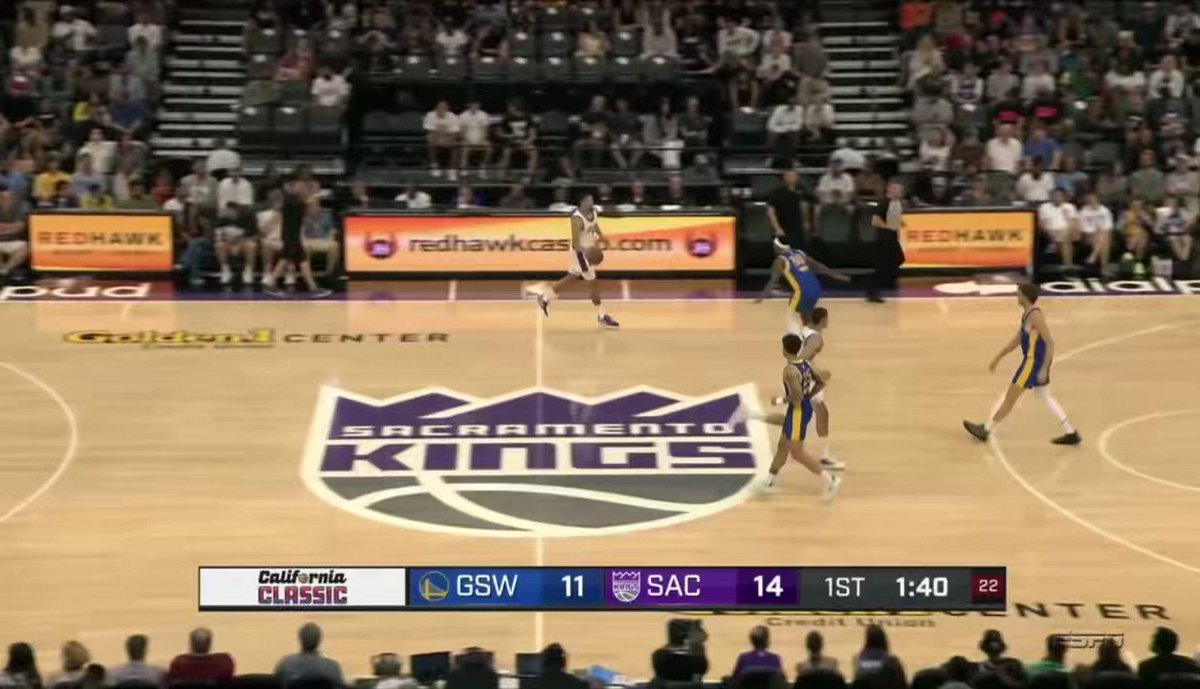 THREAD:

stuff I liked from Kings vs. Warriors on Monday.

this is the Kings' standard elbow flash/Knicks set. ball gets swung to the high post and that triggers a zoom game with Keegan and Daum. he elevates right into a handoff from Comanche and knocks down a three. https://t.co/W2IjtX2Oq2