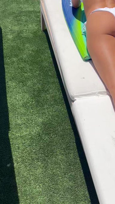 RT if you&rsquo;d join me on the beach ☀️ https://t.co/eO758oj6fl