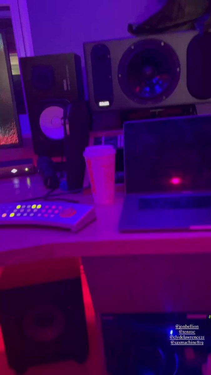 TORI KELLY IS IN THE STUDIO, GUYS HIDE YOUR FAVES https://t.co/i8jV7cZy3u