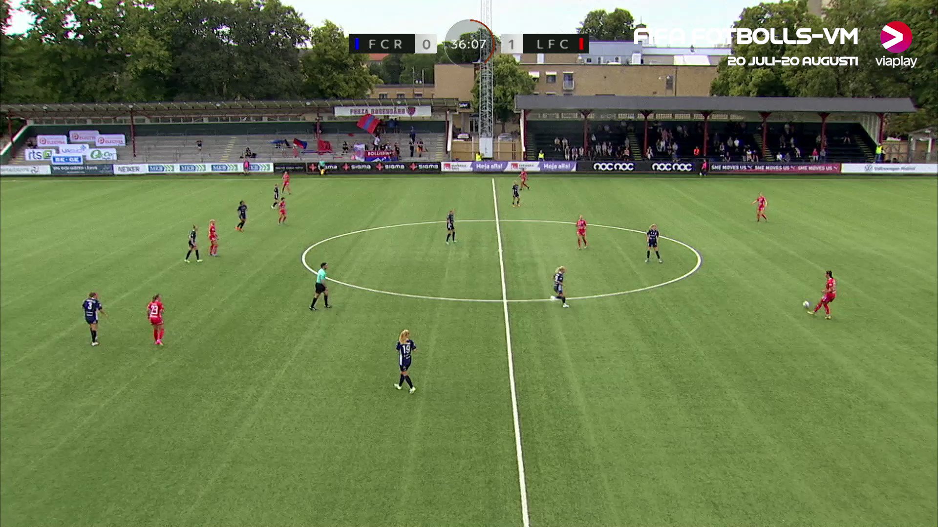 "Olivia Holdt utnyttjar sannerligen läget" ⚽️

Holdt lägger in bollen från distans bakom Linköpings målvakt”