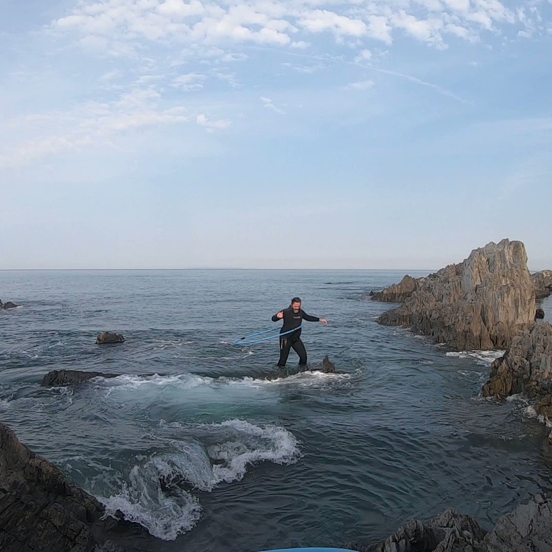 Vast sea and big sky...Little tiny hulahooper! 

#hoopingfun  #wildhooping #wildwading #coast #northdevon #woolacombebay #barricanebeach #vitaminsea #chillin #beginnershulahoops #trysomethingnew #funandfitness https://t.co/KLwl8lqegF