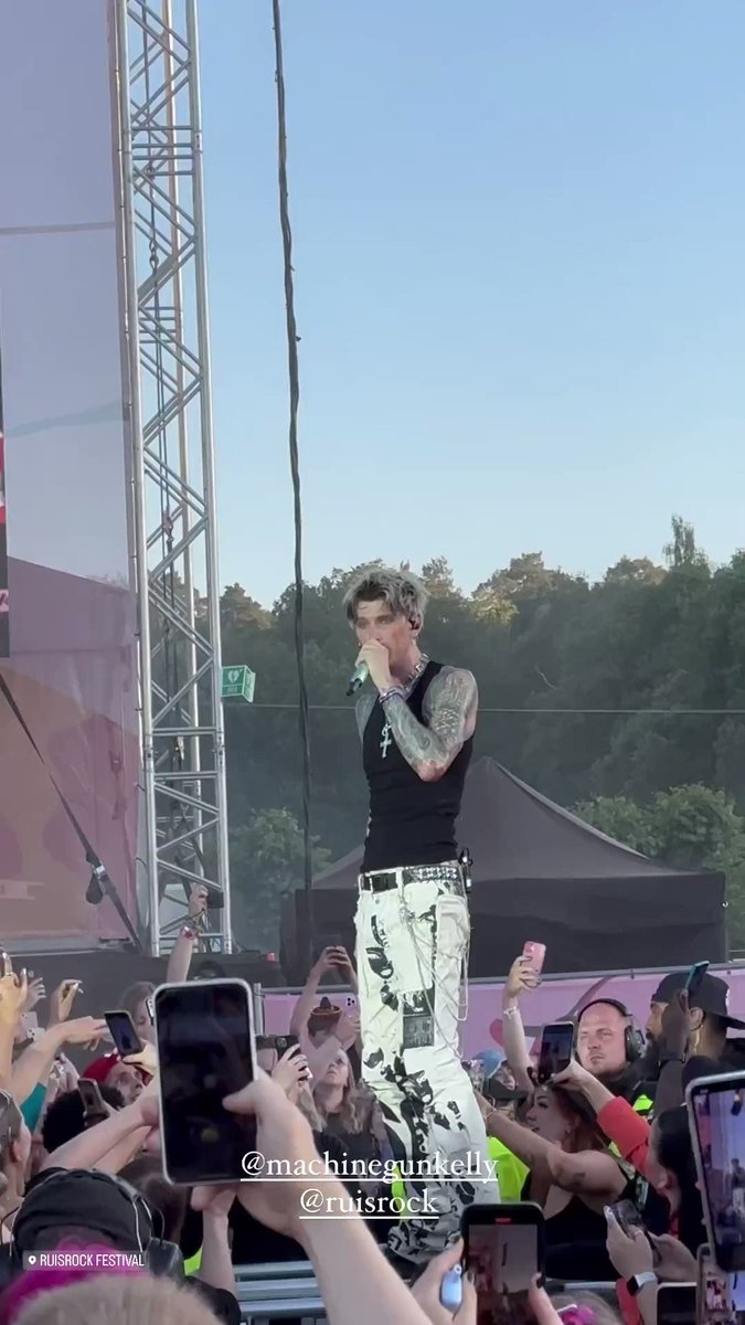 RT @mgkmagic: machine gun kelly's arms are unnecessarily sexy https://t.co/MgTvVwwQhx