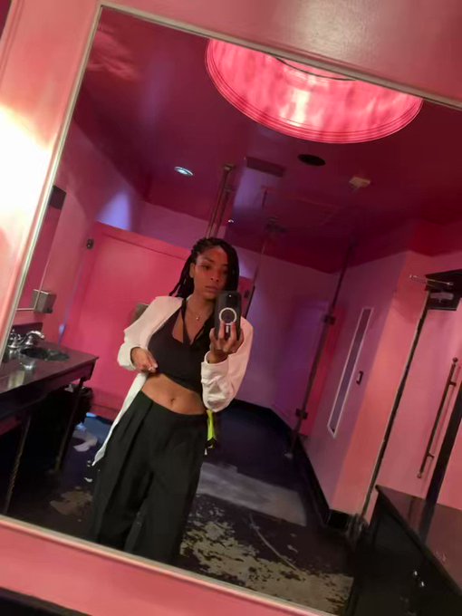 I flash tits every time I go pee. https://t.co/vzd0sW1ePW