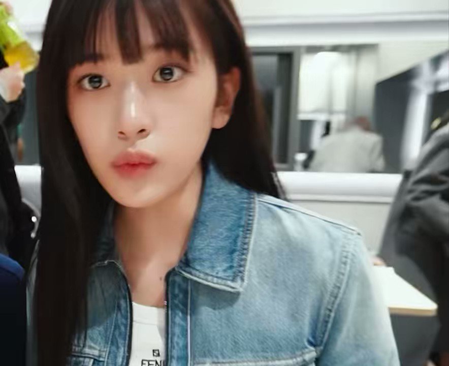 I AM Yujin’s mom 🍋 on Twitter "smile without your eyes raise your eyebrows stop smiling thats