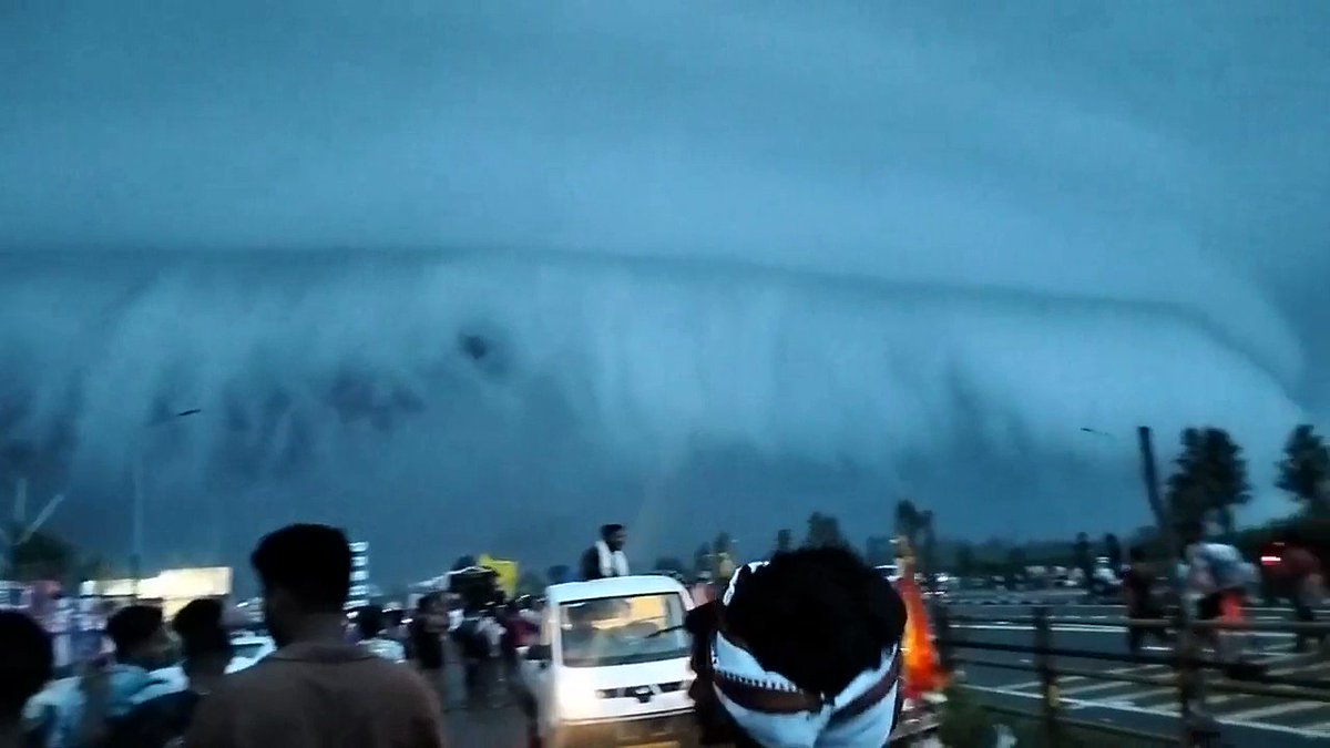 RT @AvatarDomy: Heavy rain in Uttarakhand, India, caused tsunami-type-clouds. 

Credit Anshul Saxena https://t.co/JUIh2rVTm9