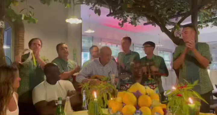 RT @2Cool2Blog: Michael Jordan having dinner with Magic Johnson in Italy https://t.co/FJEUzKTVKL