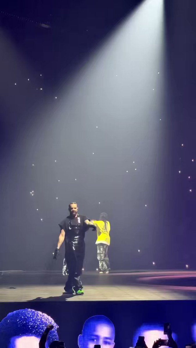 RT @WordOnRd: J Cole performs NO ROLE MODELZ on stage with Drake in Montreal. 

#IAABtour #Night1 https://t.co/lou2AC5xdC