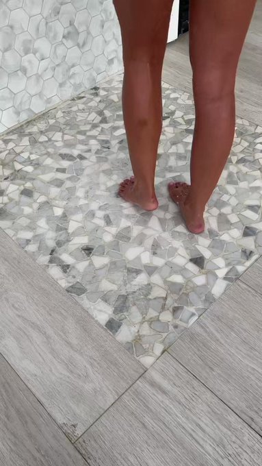 RT if you&rsquo;d get wet with me 💦💦 https://t.co/aAN9CNEjld