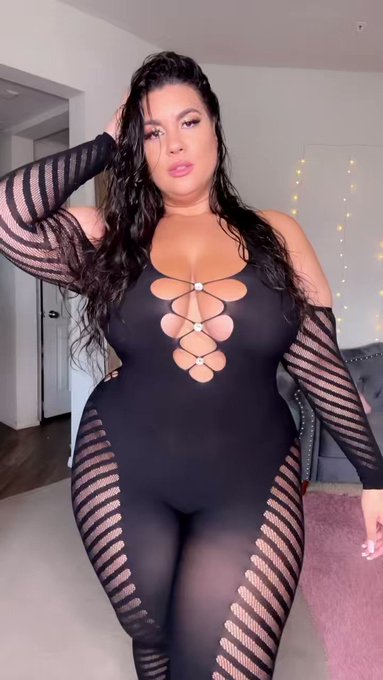 Modeling bad society’s new bodysuit ?? I’m obsessed #bbw #curves #ButterCream19 https://t.co/kFbxHft