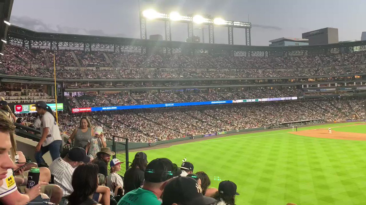 Coors Field at Night… Beautiful Weather, Yankees Winning and a good Hotdog!! @Yankees @NYYankees @GoYanks @GoYankees @Denver @Rockies @FinishThis https://t.co/4qpFrVwqqa