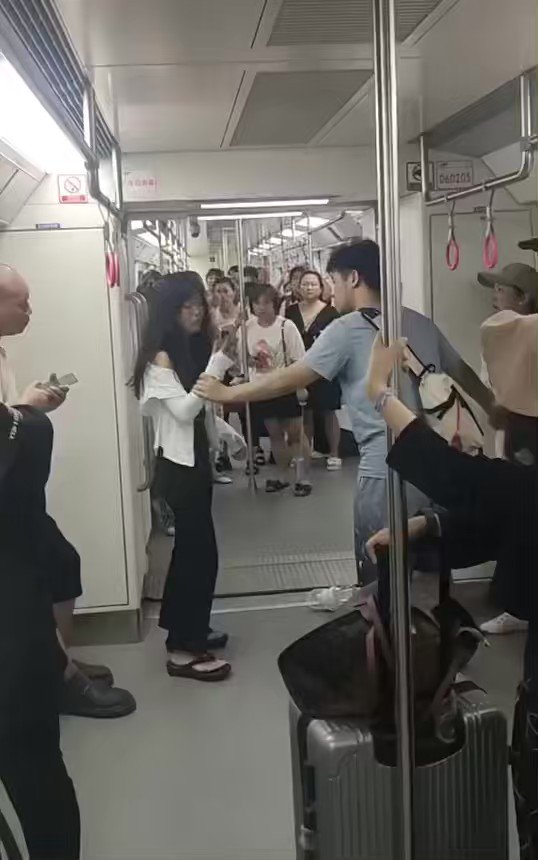 偷拍小女孩    