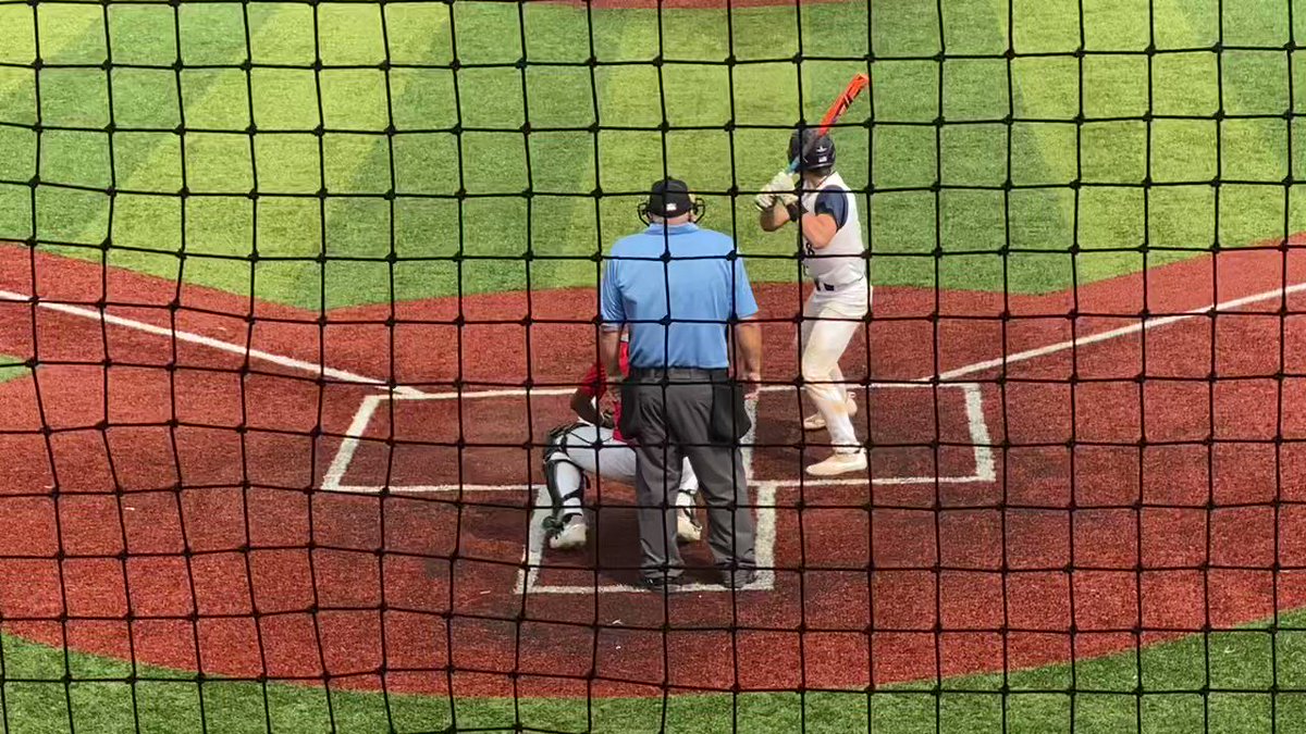Harrison Yates gets the bloop 1B and ties the game at 2-2 for the BG Bruins in the B5. #16uBGB https://t.co/gHhkdPPsX7