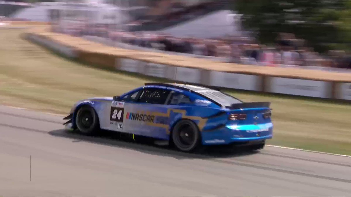 RT @fosgoodwood: The @nascarg56 #NASCAR absolutely loves the #donuts! #FOS https://t.co/gde5LNOG7D