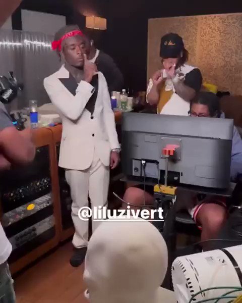 RT @DailyLoud: Lil Uzi Vert dresses like Young Thug in the studio https://t.co/2gESFtlv0z