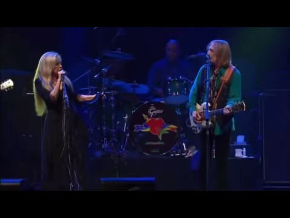 RT @Amyjj11: In case your heart needs a hug. Stevie Nicks joining Tom Petty on stage. https://t.co/w1eEWRdkoD