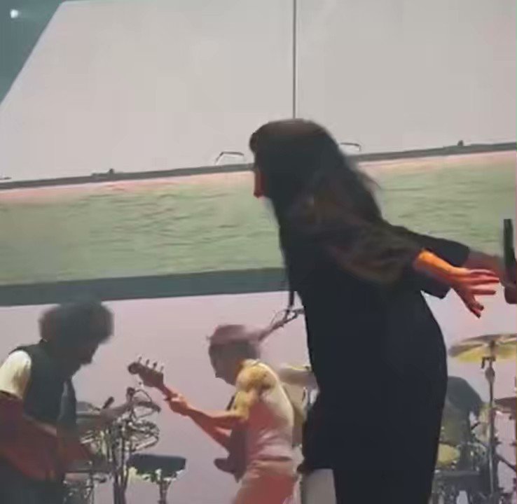 RT @PopBase: Billie Eilish joins Paramore on stage at The Kia Forum to perform ‘All I Wanted.’ 

 https://t.co/y63pxtEgh0