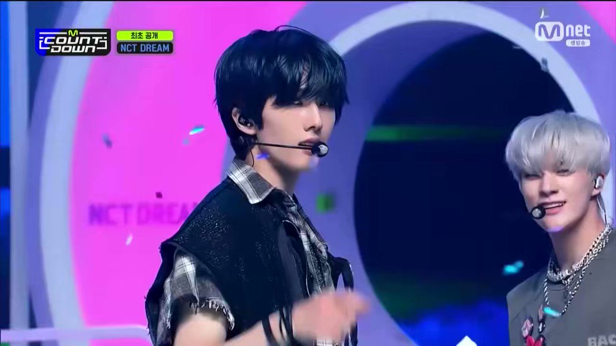 RT @dosukhoon: jisung “are you a T?” pose omg he did that for t5
https://t.co/0i5tr2fukZ