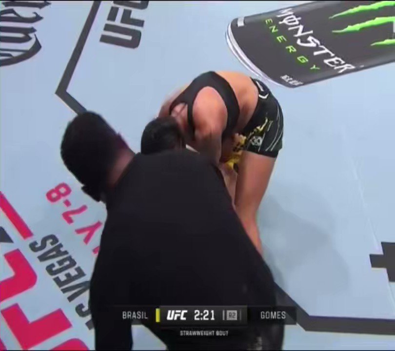 Best way to save a hurt fighter from taking more damage is a well timed knee to the head #UFCLondon https://t.co/XMhHvDmc9m