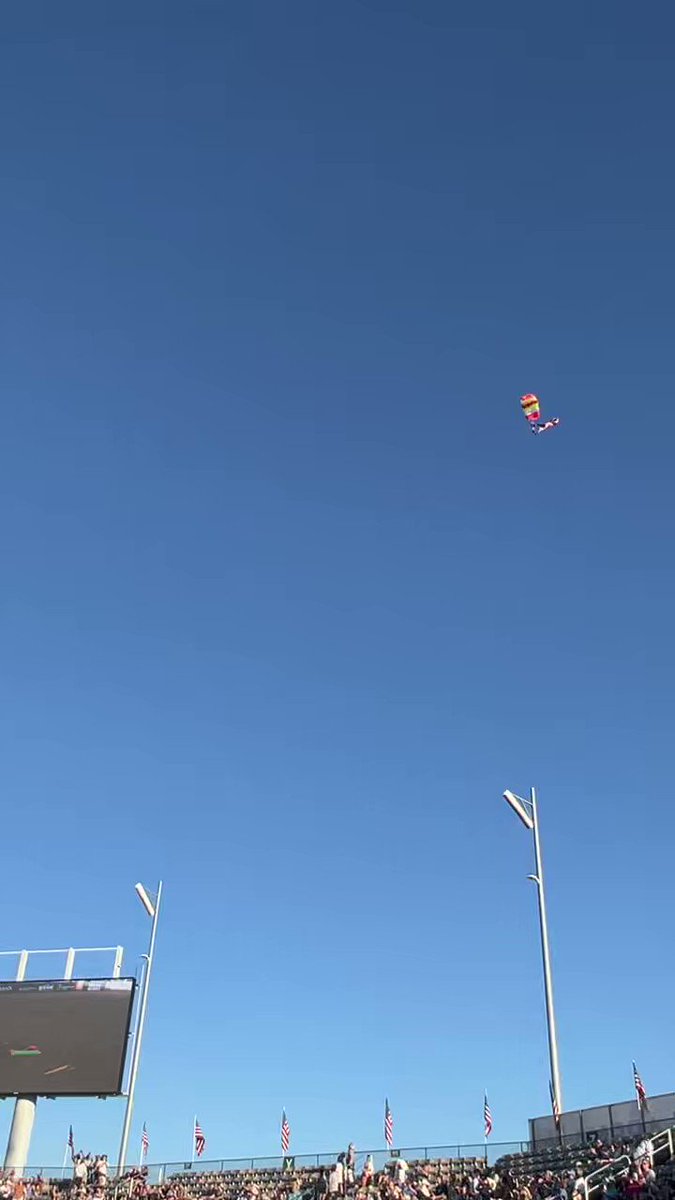 It was so hot out we considered not going but as soon as this guy skydived into the stadium draped in the American flag I knew the rodeo was the right decision https://t.co/y9xeMMEtkJ
