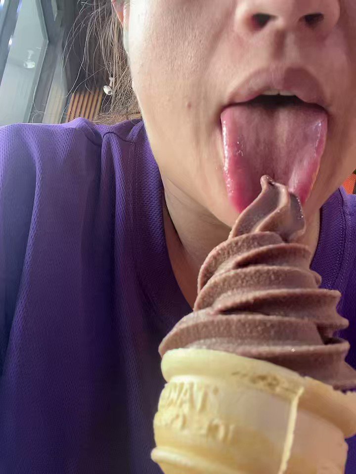 🤣舔好吃的冰淇淋 https://t.co/6ExZDLkTZx