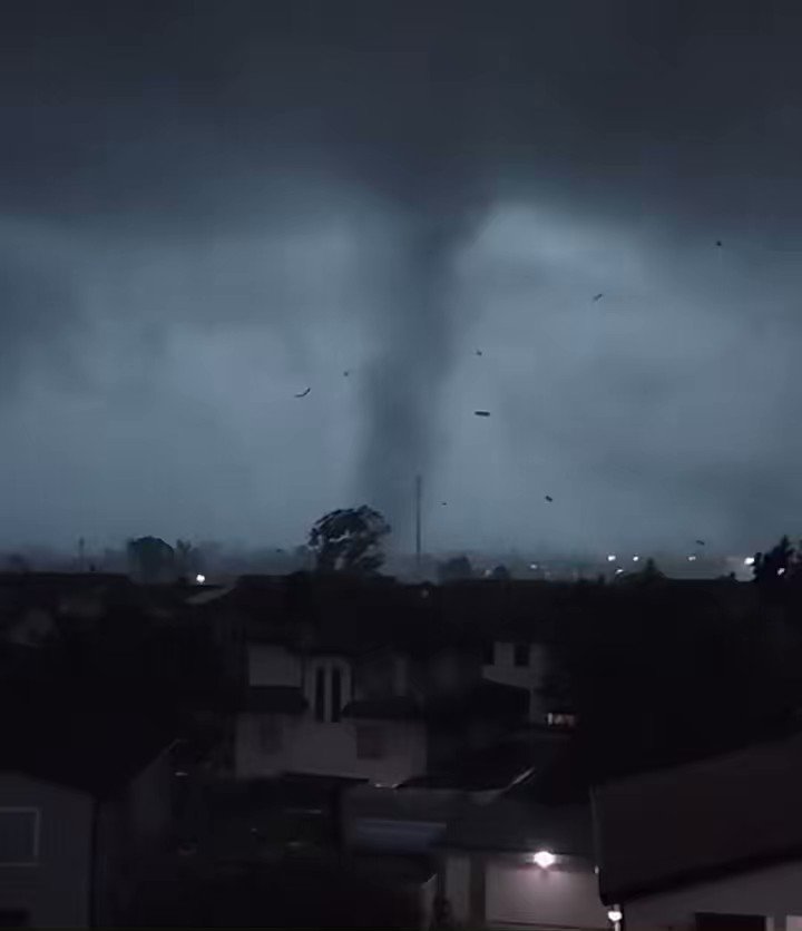 RT @think_or_swim: Ok, a tornado. 
In Milan. 
In Italy. 
In July. 

What next? Giant hailstones? 
(Well, yes)

 https://t.co/WRyKN5ci5u