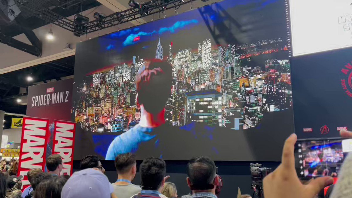 Marvel’s Spider-Man 2 story trailer being shown on big screen at Comic-Con 

Video via: @EvanFilarca

#SpiderMan2PS5  https://t.co/IYQwgpttGR