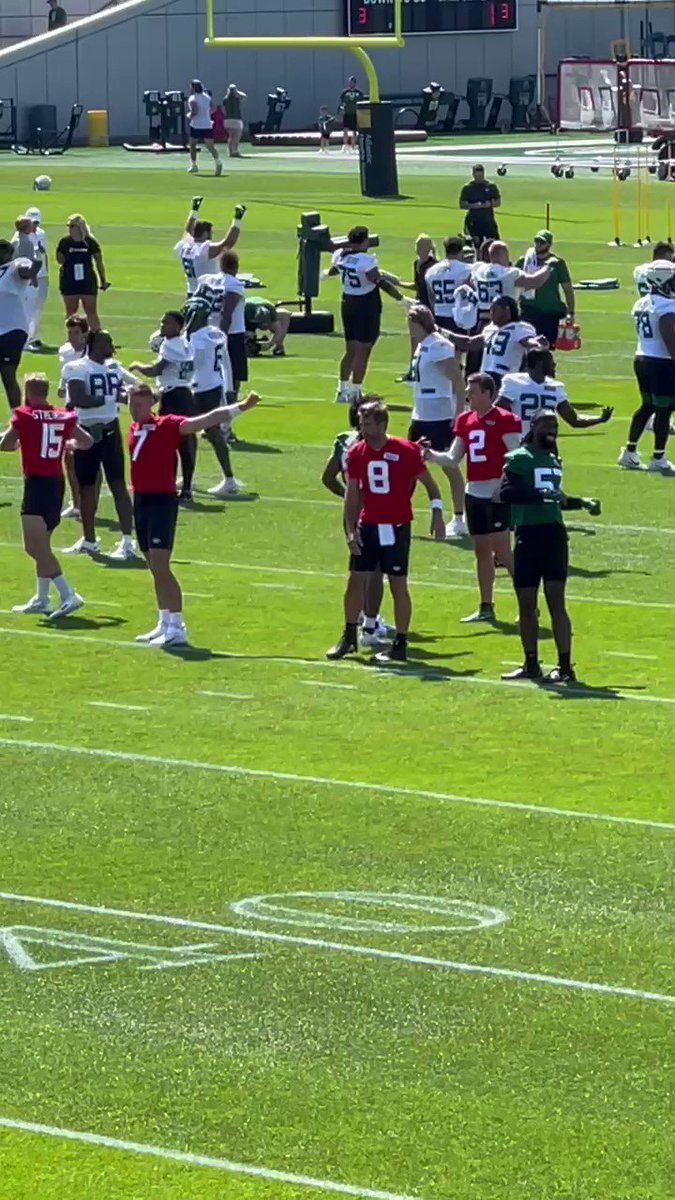 RT @kingjon777: Aaron Rodgers’ handshake with Michael Carter 
#NYJets #JetsTrainingCamp https://t.co/6oCmr0rLWh