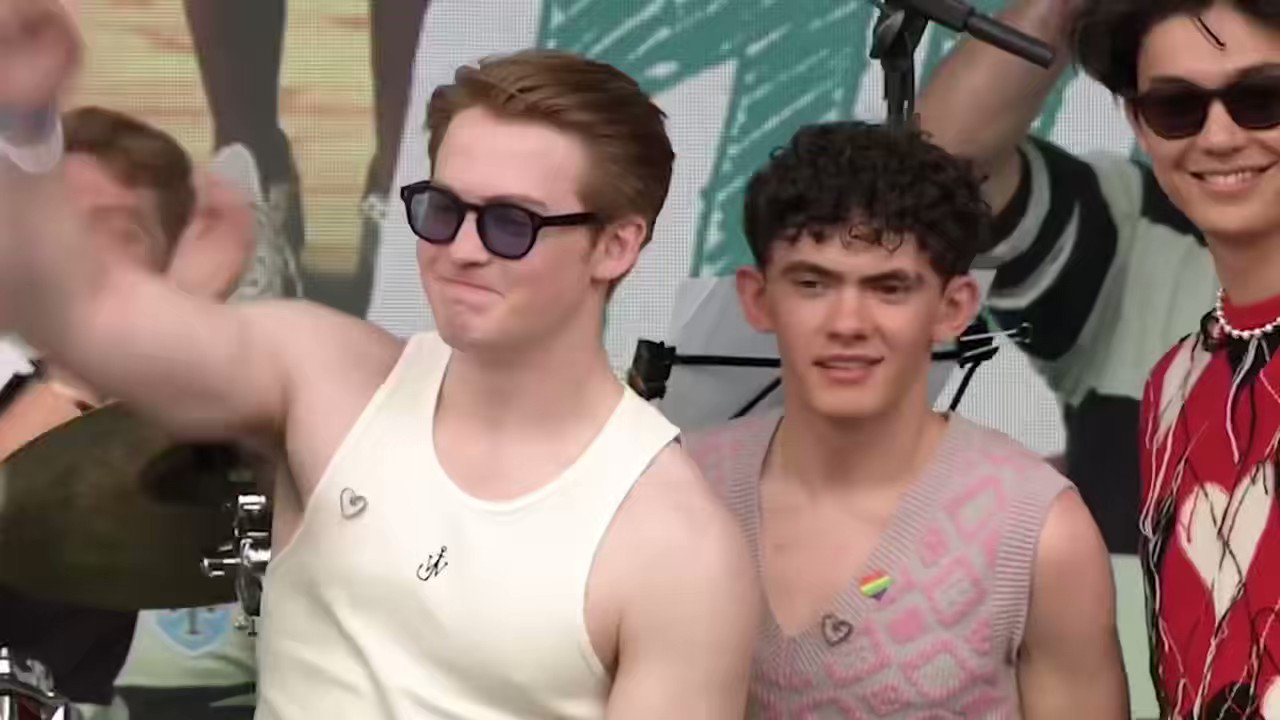 Sim on Twitter: “Joe Locke being in awe of the crowd present to watch