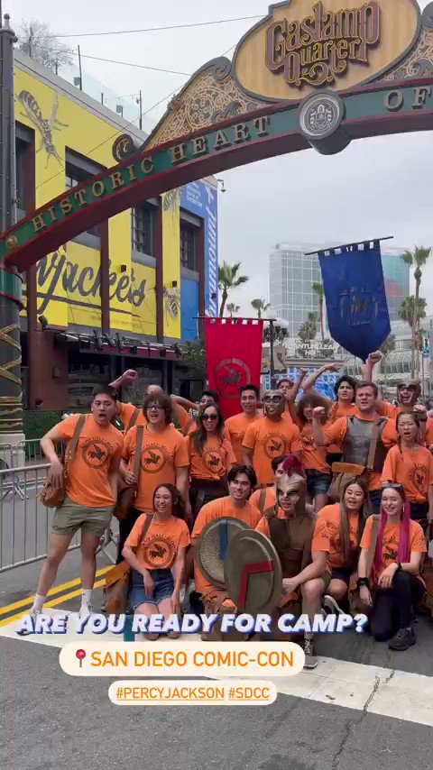 Oráculo dos Semideuses  Percy Jackson 🔱 on X: 🚨🚨🚨 A camisa OFICIAL do  Acampamento Meio-Sangue da série de Percy Jackson está sendo vendida na  #SDCC2023 📸: subjectifymedia  / X