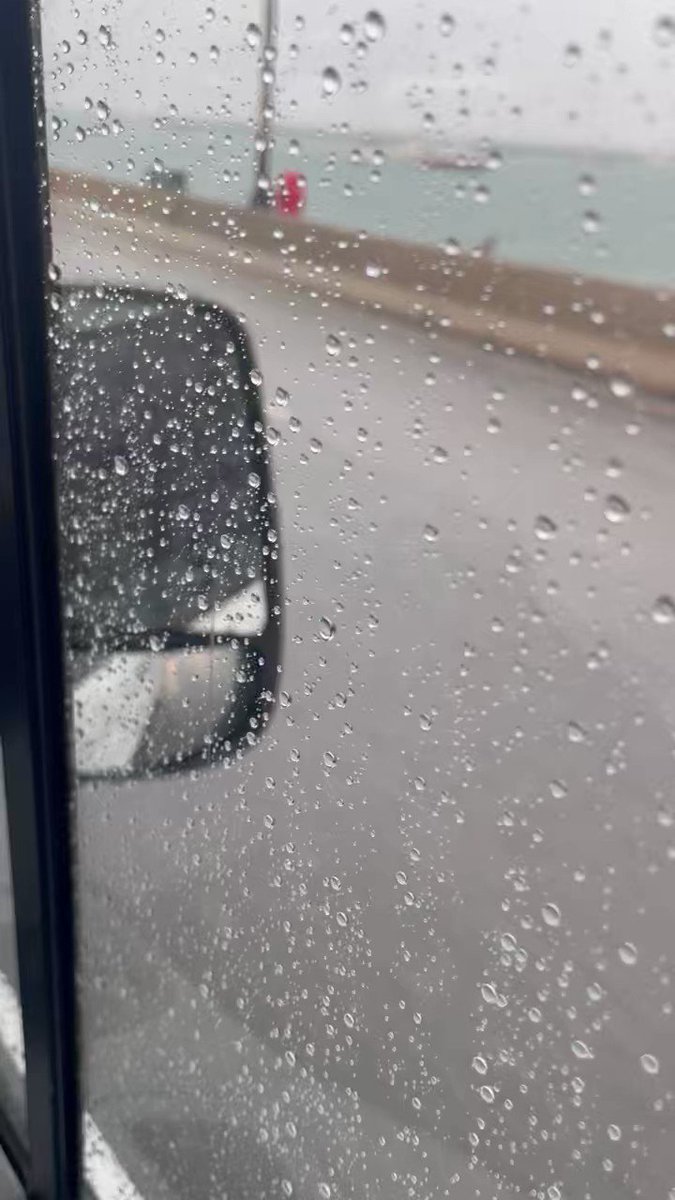 RT @CFlores_tv: A look at Lake Shore Drive and Fullerton Pkwy in the rain. @WGNNews https://t.co/1xS7MABd8J