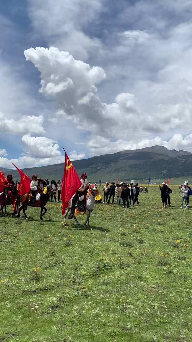 Attending the first Litang Horse Racing Festival since 2019. Amazing energy with thousands of people camped out in colorful tents on the grassland, all wearing stunning Tibetan outfits. Everyone wanted to talk to the foreigner and ask about the Celtics. https://t.co/SX3qtKTIAn