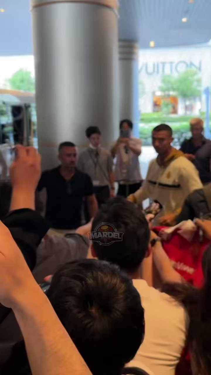 CristianoXtra on X: Cristiano Ronaldo giving autograph to fans