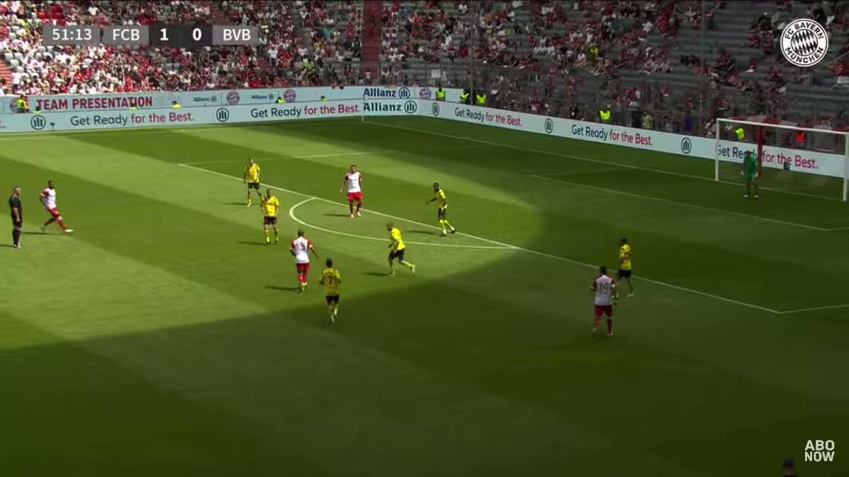 Luiz Gustavo hitting an absolute belter  in the Bayern Munich vs Borussia Dortmund Legends Game, conisting most of the Legendary Squad from the 2013 Treble Winners with Jupp Heynckes. What a goal! Miss this team. 

#bayernvsdortmund #fcbayern https://t.co/BFNX3bIwrI