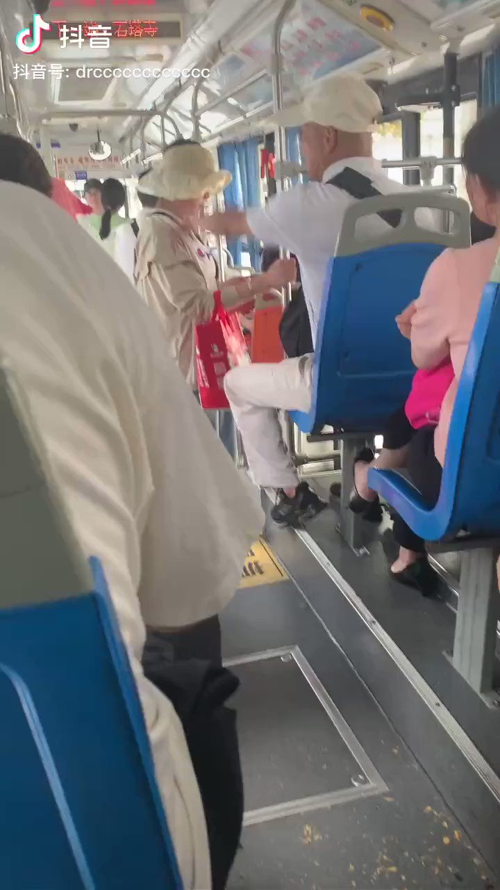 [原神] 少女Cos八重神子搭公車被老人罵