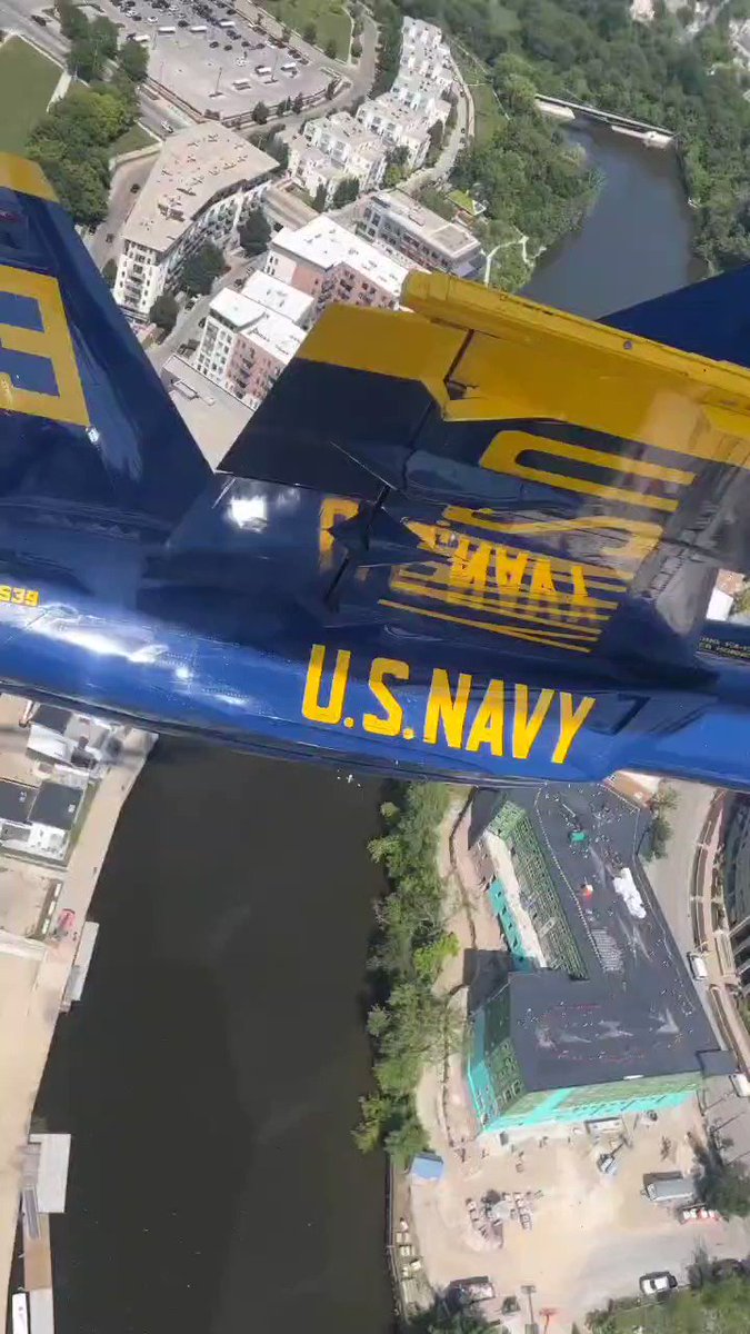 RT @AcepilotAV: Interesting POV of the Blue Angels flying in formation over Milwaukee 
IG: navyblueangel2 https://t.co/N66Eb5jpfo