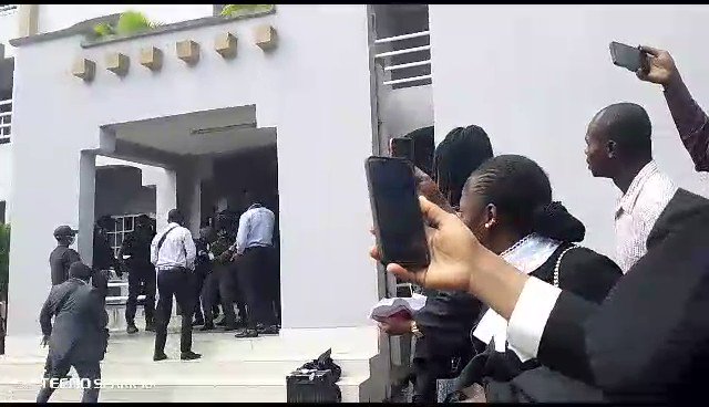 - Drama in Court as DSS and Nigeria Correctional Service face off over who takes Godwin Emefiele in custody after he was granted bail. 

 https://t.co/jwlTyUTJpG