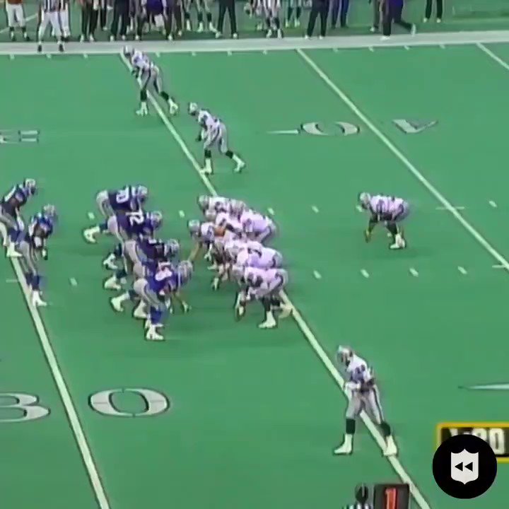 Jeff Hostetler's 33 yard TD pass to @81TimBrown in the 2nd gm of the 1993 season. This broke a 10-10 tie as halftime approached.  #Raiders held on to win 17-13. Hoss also rushed for 1 TD in the first period. #RaiderNation https://t.co/bKQEgXUMRP