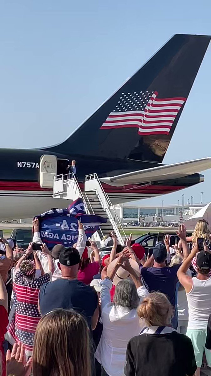 RT @TPostMillennial: The crowd chants “USA!” as Trump arrives in New Orleans for a fundraising event 

 https://t.co/ne0g4Cda03