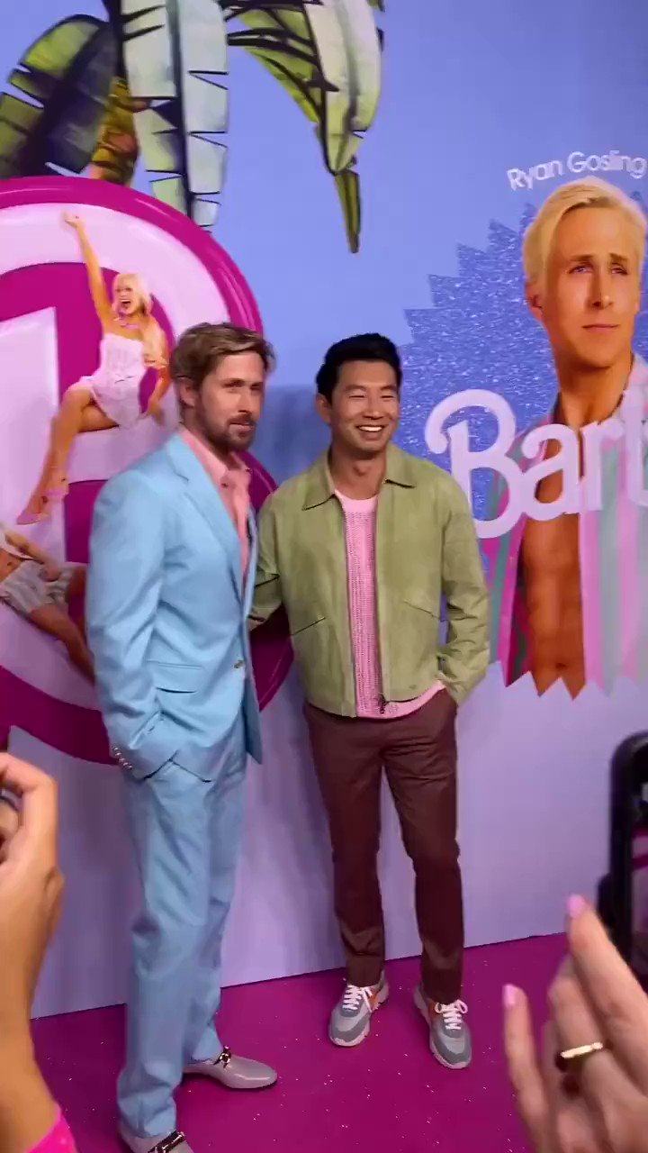 Simu Liu coloca a mão na cintura do Ryan Gosling e deixa o ator