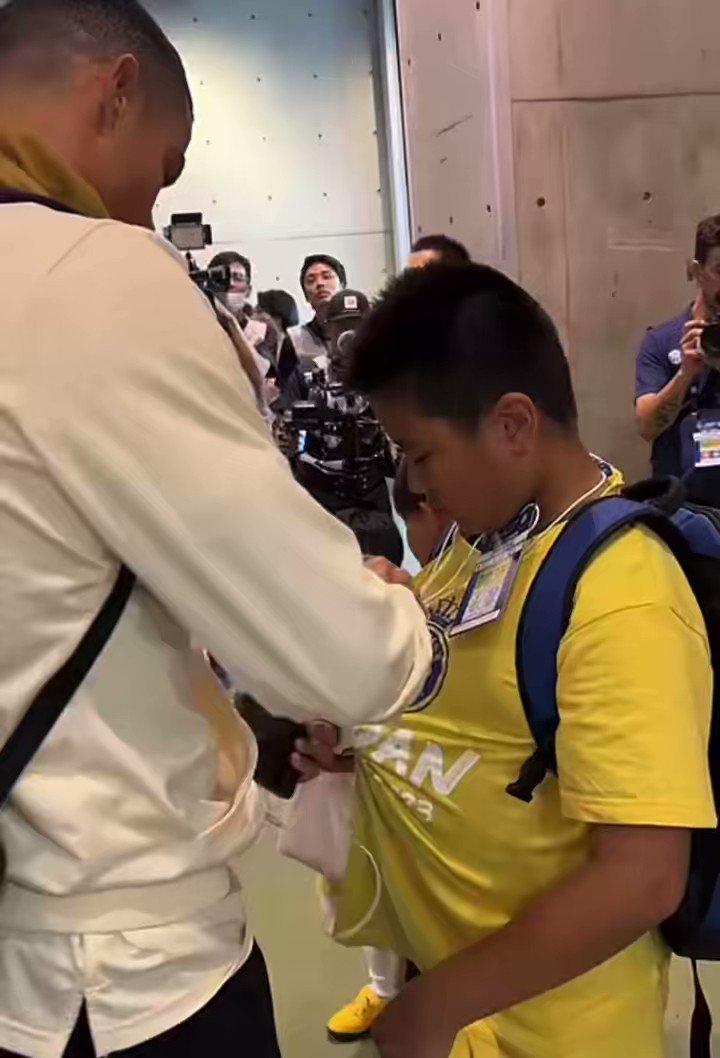 CristianoXtra on X: Cristiano Ronaldo giving autograph to fans