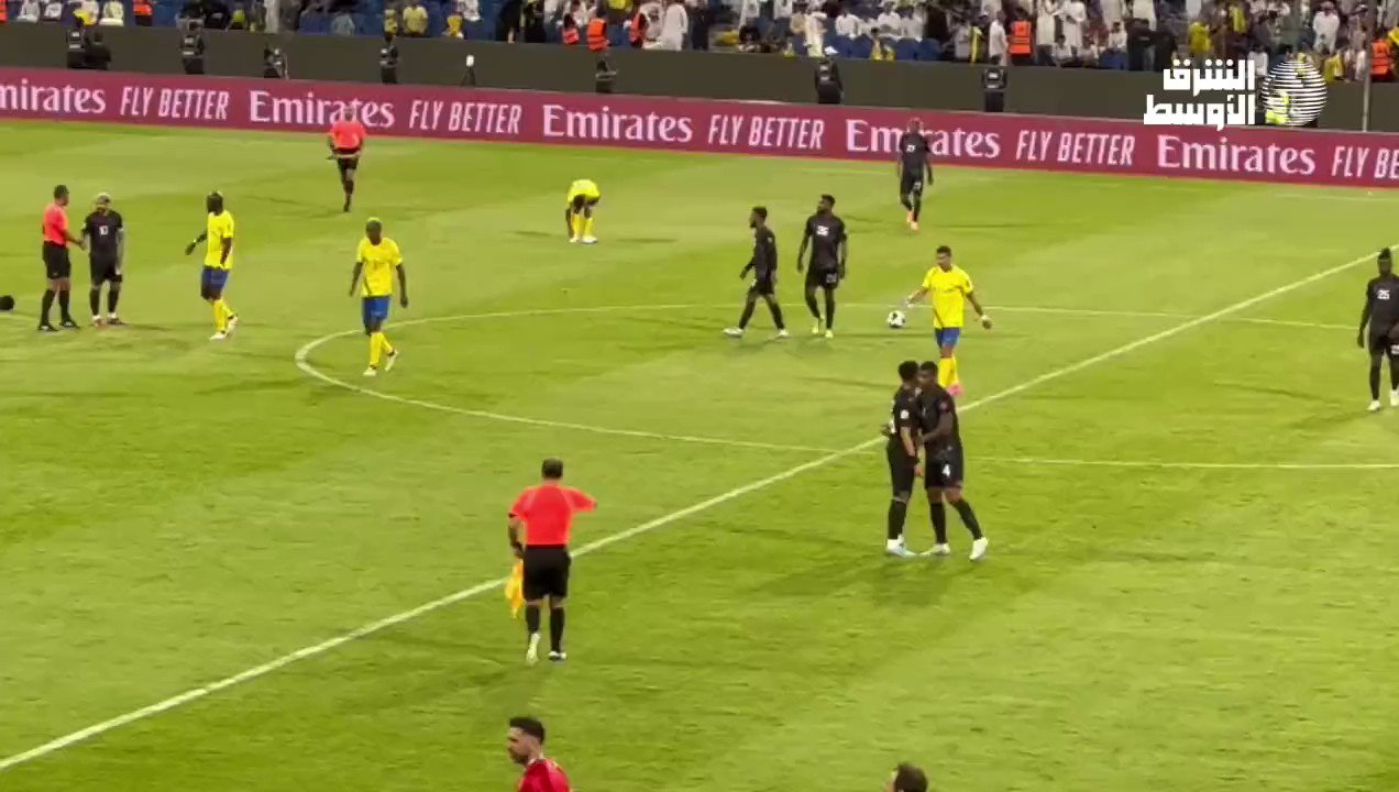 Futebol Saudita News on X: 🚨🚨🚨🚨🚨🚨🚨🚨 Cristiano Ronaldo saiu de  campo bastante irritado, e jogou água em um cameraman que o estava  filmando, pedindo para que o mesmo se retirasse dali   /