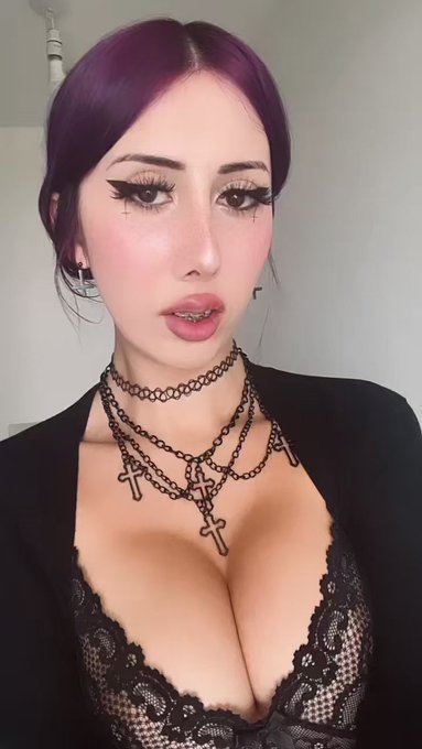 goth mommy vibes today 🖤 https://t.co/kodOaNuQXw