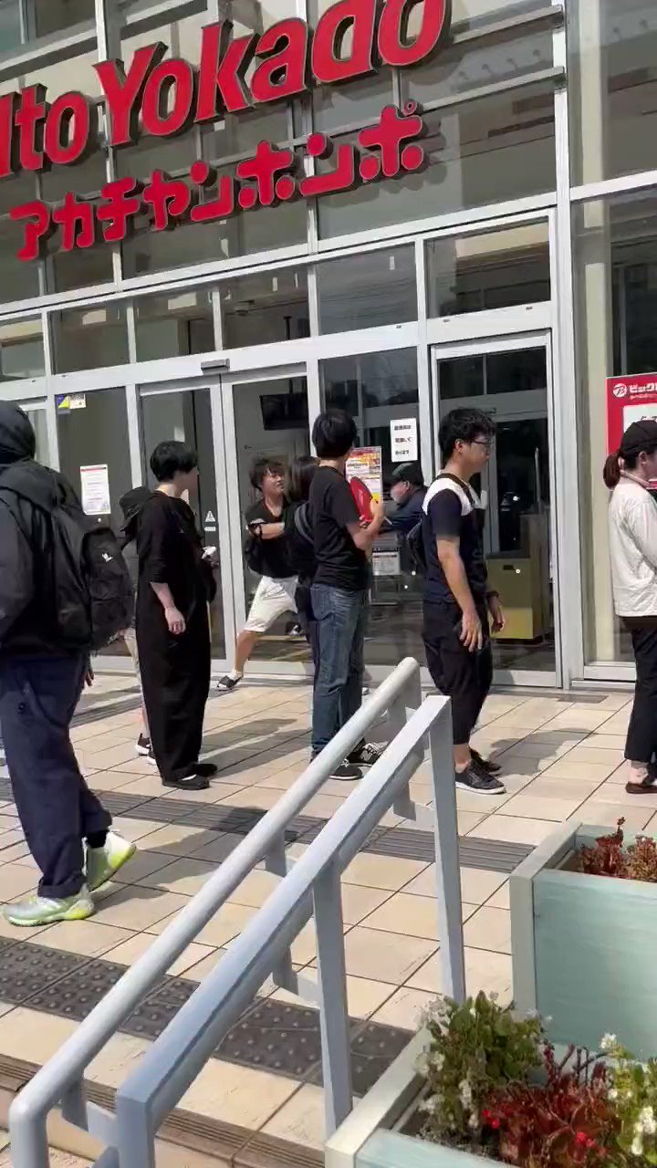 [閒聊] 搶寶可夢卡牌搶到進行訓練家對戰的影片