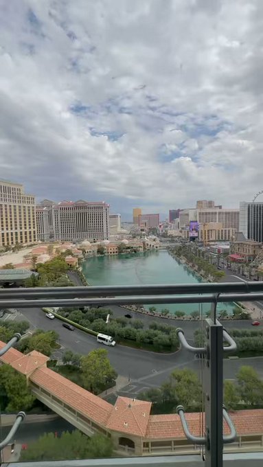 What a view 👀🎂 https://t.co/ffEsB6Ui6z https://t.co/EF9pKcfTr9<a href="/tag/ootd"class="tags"><span>#ootd</span></a>