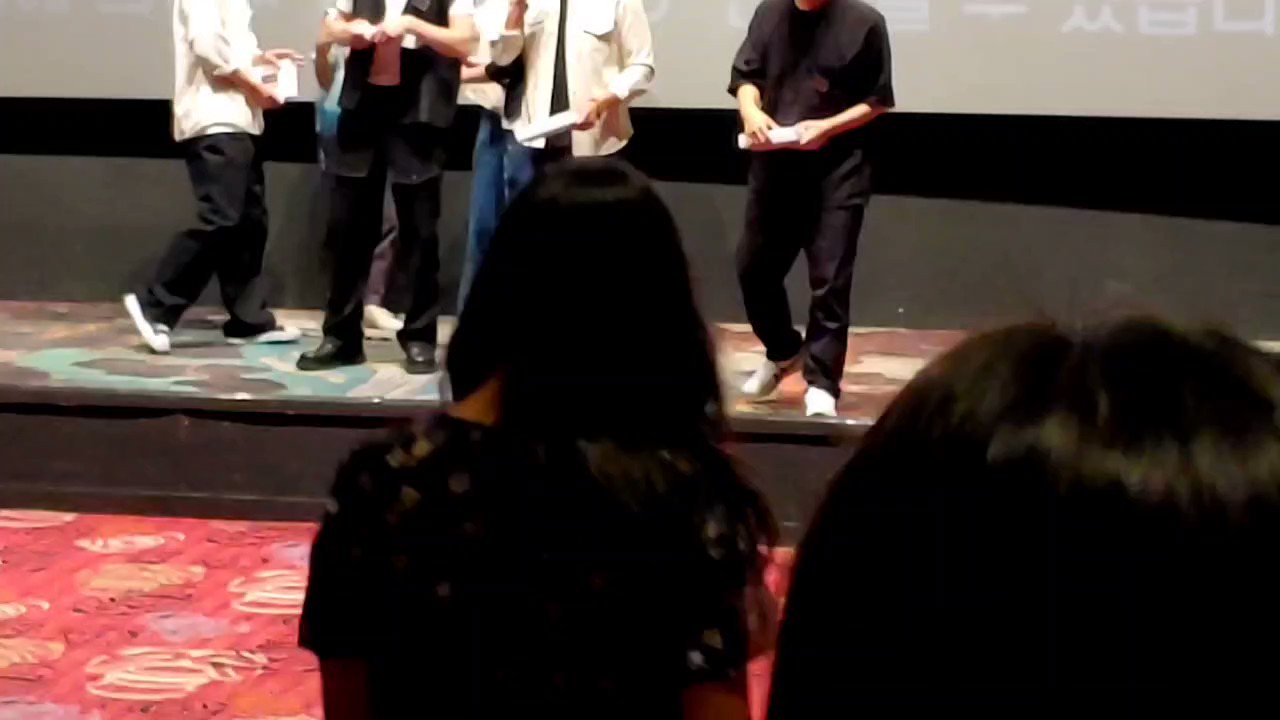 [閒聊] 女粉絲在電影《水泥烏托邦》發表會突襲