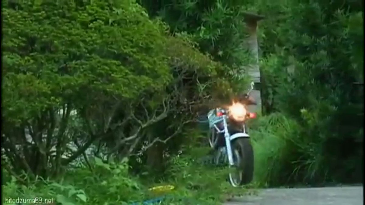 排気音を響かせて一台のバイクが庭先に止まった。 ヘルメットを脱ぐライダー。中年の男。後ろには彼女らしい女性が乗る。が、少々様子がおかしい。 降りた女性はフラつきながらに庭の縁側へ倒れ込む。下着は付けていない。 女性が乗ったシートはバイクの振動で揺れる男性器を模した物が暴れていた。