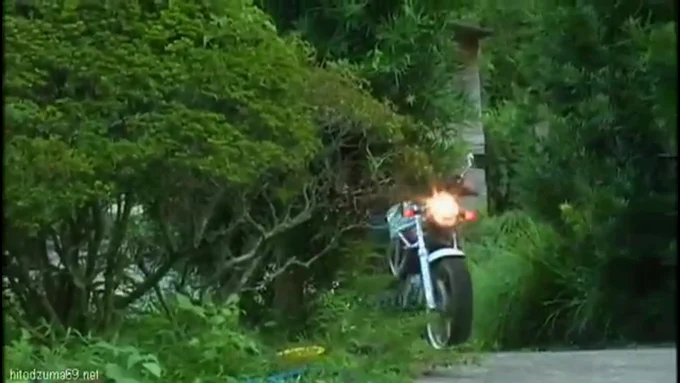 排気音を響かせて一台のバイクが庭先に止まった。 ヘルメットを脱ぐライダー。中年の男。後ろには彼女らしい女性が乗る。が、少々様子がおかしい。 降りた女性はフラつきながらに庭の縁側へ倒れ込む。下着は付けていない。 女性が乗ったシートはバイクの振動で揺れる男性器を模した物が暴れていた。