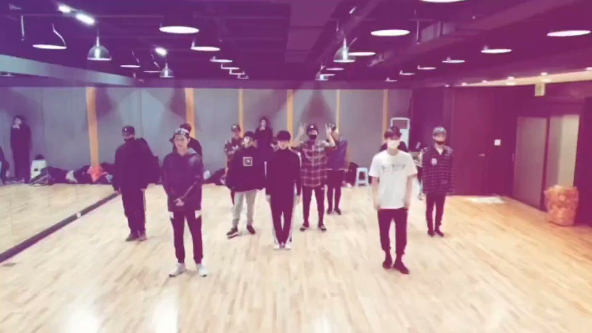 [閒聊] 河成雲上傳未公開的Wanna One練習室影片